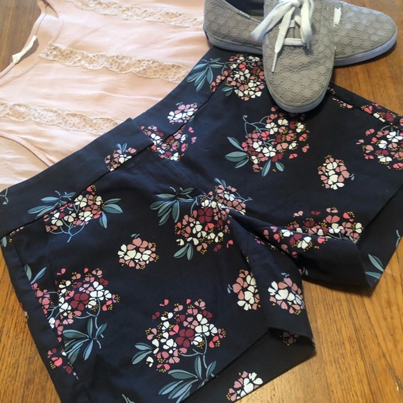 Loft Floral Shorts 🌸💐🌷🌼 - Picture 2 of 8